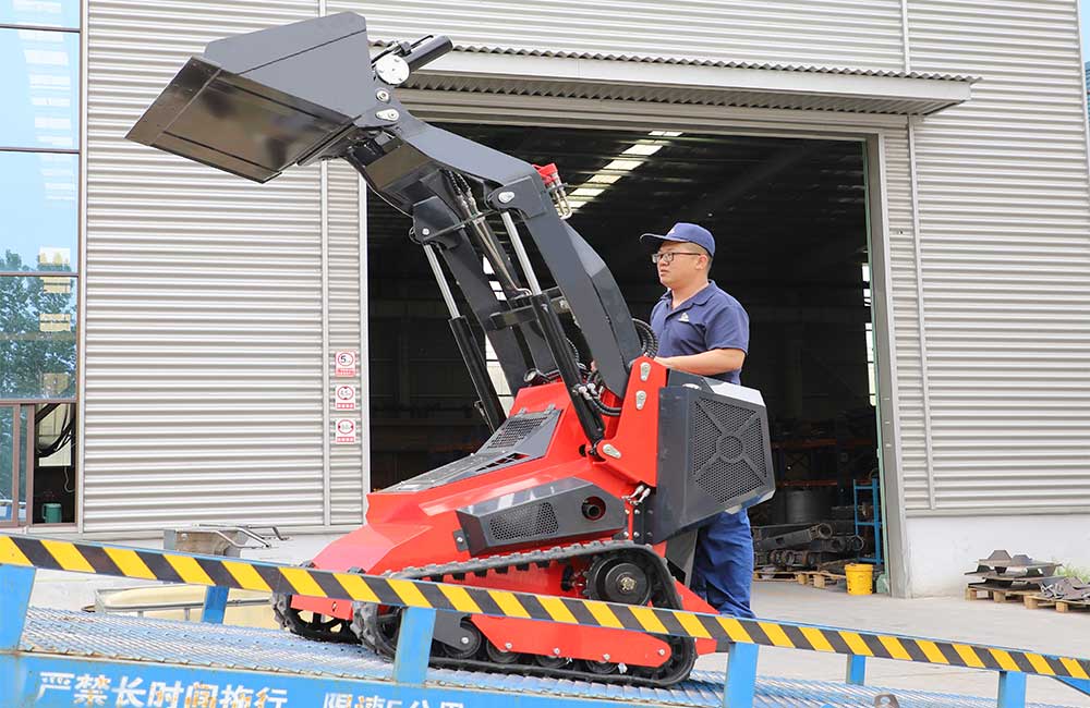 Masenter lancia la minipala compatta cingolata YF480 per lavori in spazi ristretti